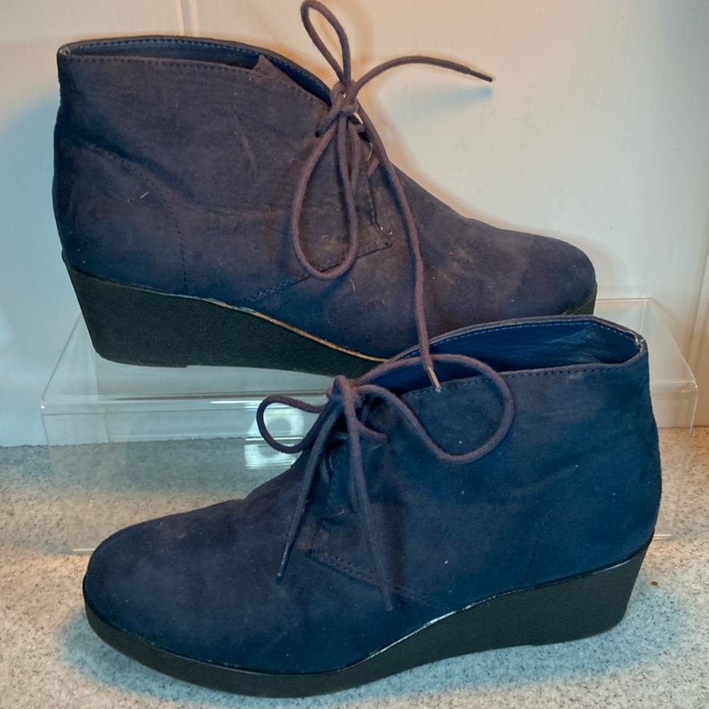Size 10 white mountain navy blue suede‎ bootie wedge boots. Lace up. B13